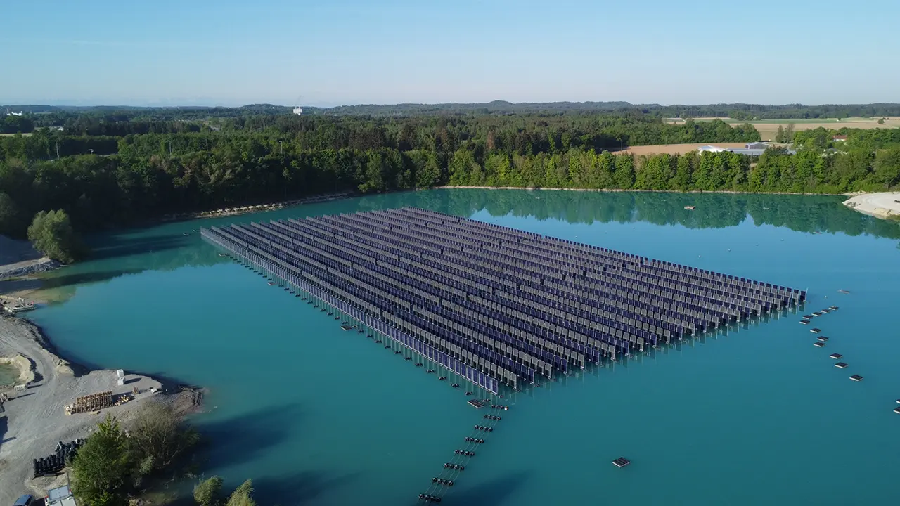 Fotovoltaico verticale galleggiante: inaugurato in Germania il primo impianto mondiale