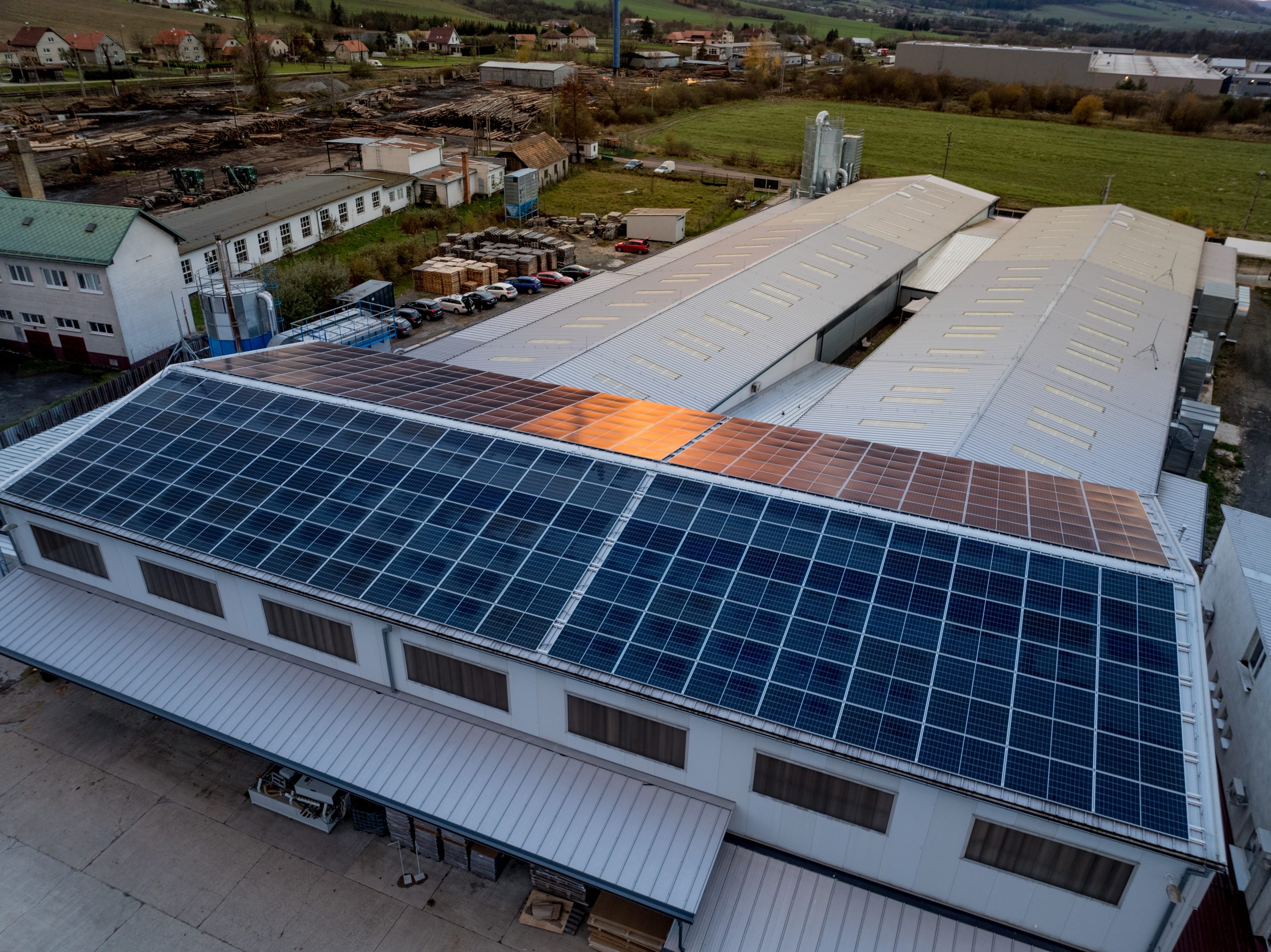 Obbligo fotovoltaico per i capannoni industriali: quando scatta davvero?